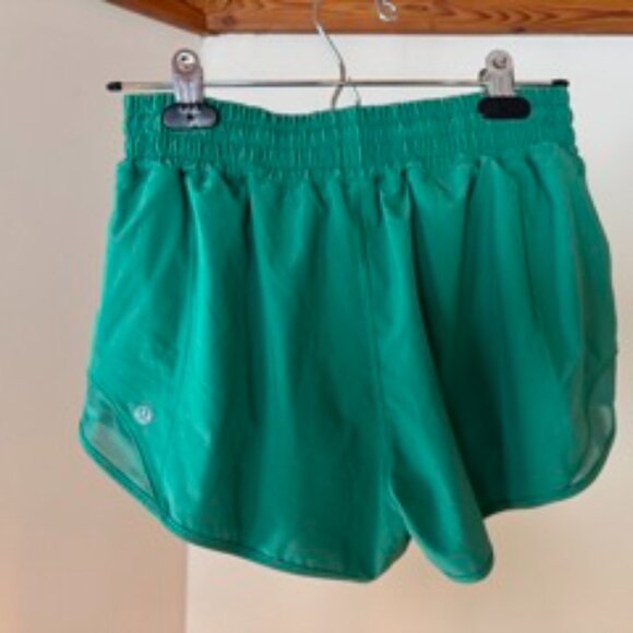 lululemon - Size 6 - Hotty Hot Low-Rise Lined Short 2.5" - Picture 5 of 5